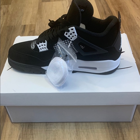 White thunder 4s.. text iMessage abdikadirm71@icloud.com